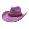 Vue détaillée du chapeau de cowboy en daim violet avec un beau bandeau tressé marron. - 58cm / Violet Moyen