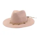 Eleganter rosa Strohsonnenhut mit Goldkette und Perlendekor, 7cm Krempe, ideal für Sommer. - Rosa