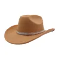 Gedetailleerd overzicht van bruine vilten cowboyhoed met strassband, stijlvol mode-accessoire. - camel