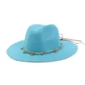 Detailaufnahme eines blauen Strohsonnenhuts mit goldener Kette, Perlenanhängern und Band. - Seeblau