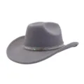 Close-up van een grijze vilten cowboyhoed met een sprankelende strass decoratieve band. - Lichtgrijs