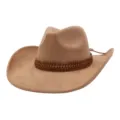 Vue detaillee du chapeau de cowboy en sude marron, avec bande en cuir tresse et bord large texture. - 58cm / Chameau