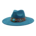 Detalle del sombrero fedora de ante azul con cinturón de cuero bordado étnico y hebilla turquesa. - Azul Pavo Real Oscuro