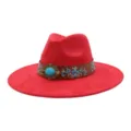 Sombrero fedora rojo de ante con ala ancha, bordado étnico y hebilla turquesa. - Rojo