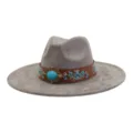 Detalle del sombrero Fedora gris de ante con banda de cuero bordada marrón y hebilla turquesa. - Gris Carbón