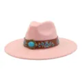 Detalle de sombrero fedora de ante rosa, banda de cuero marron, hebilla turquesa y bordado. - Rosa Palo