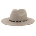 Vue détaillée du chapeau fedora en paille grise avec bande noire chic et rivets métalliques. - Réglable / Gris
