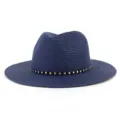 Vue détaillée du chapeau fedora en paille bleu foncé avec une bande cloutée noire. - Réglable / Bleu Marine