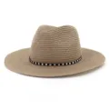 Gros plan sur le chapeau de paille kaki dote d'une bande noire avec des clous en argent. - Réglable / Vieux rose
