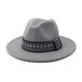 Grijze wollen fedora hoed, gedetailleerd zicht op etnische patroonband, brede rand. - Lichtgrijs