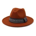 Bruine wollen fedora hoed detail, elegante brede rand en etnische stijl lint voor de winter. - Roestvrij Rood
