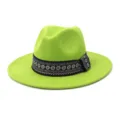 Gedetailleerd shot van een felgroene wollen fedora hoed met een etnisch geweven band. - Fruitgroen