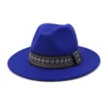Blauwe wolvilt fedora hoed detailopname, brede rand met etnische patroon lint decoratie. - Saffierblauw