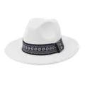 Gedetailleerd aanzicht van de witte wollen fedora hoed met stijlvolle etnische patroonband. - Wit