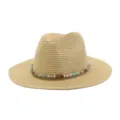 Gros plan sur le chapeau de soleil en paille élégant avec bande de perles et tissage fin. - Beige Foncé