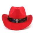 Detailansicht des roten Filz-Western-Cowboyhuts mit schwarzem Lederband und Stierschädel. - Verstellbar / Rot