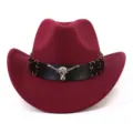Detailansicht des roten Wollfilz-Western-Cowboyhutes mit schwarzem Leder-Stierkopf-Hutband. - Verstellbar / Burgunderrot