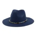 Gros plan detaille du chapeau de paille bleu fonce avec bande de perles et large bord. - Bleu Marine