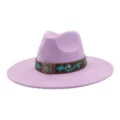 Sombrero fedora de ante morado con cinta de cuero marrón, bordado turquesa y hebilla. - 58cm / Lavanda