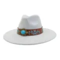 Vista detallada de un sombrero estilo western de ante con hebilla turquesa y bordado. - Gris claro