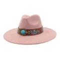 Sombrero fedora de ante rosa con cinturón de cuero bordado étnico y hebilla turquesa. - Rosa Palo