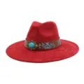 Sombrero fedora de ante rojo con hebilla turquesa y bordado floral azul otoño invierno. - Burdeos