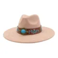 Detalle en primer plano del sombrero de ante de ala ancha, hebilla turquesa y bordado. - Champán