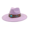 Vista detallada del sombrero fedora de fieltro morado con banda de cuero turquesa. - Lavanda