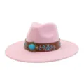 Primer plano detallado del sombrero de lana rosa con correa bordada marrón y hebilla turquesa. - Rosa Sakura