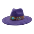Primer plano del sombrero de ante morado con hebilla turquesa y detalle de bordado - Púrpura profundo