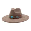 Primer plano detalle del sombrero fedora de ante vintage con piedra turquesa y bordado. - Rosa empolvado
