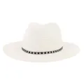 Gros plan détaillé du chapeau fedora en paille blanche avec une élégante bande cloutée noire. - Réglable / Blanc