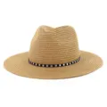 Gros plan sur le chapeau en paille avec bande cloutée noire et texture tissée. - Réglable / Kaki