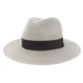 Vue détaillée d'un chapeau fedora élégant en paille grise avec un ruban noir classique. - Réglable / Gris