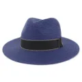 Vue de détail d'un élégant chapeau fedora en paille bleue pour femme avec ruban noir. - Réglable / Bleu Marine