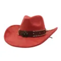 Detalle del sombrero de vaquero de ante rojo con banda de cuero marrón y remaches metálicos. - Talla única 57-58cm / Rojo óxido