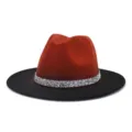 Vue détaillée du chapeau feutre bicolore avec une bande décorative en strass étincelante et élégante. - 58cm / Couleur 2