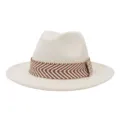 Close-up van beige wolvilt fedora hoed met bruine geweven band stijlvol detail ontwerp. - 58cm / Beige