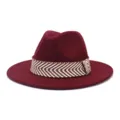 Klassieke bordeauxrode wolvilten fedora hoed met stijlvolle geweven band voor dagelijks. - 58cm / Bordeauxrood
