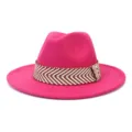 Detailweergave van de helder roze wollen fedora hoed met een stijlvolle bruine gewoven band. - 58cm / Rozerood