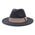 Donkergrijs wollen fedora hoed detail, brede platte rand met bruin witte geweven band. - 58cm / donkergrijs
