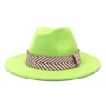 Felgroene wollen viltfedora-hoed met een stijlvolle bruin-witte geweven band als detail. - 58cm / Fruitgroen