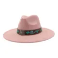 Vista detallada del sombrero fedora rosa de ala ancha con bordado turquesa bohemio. - 58cm / Rosa Palo