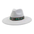 Detalle del sombrero estilo western con banda de cuero marrón, bordado turquesa y hebilla metálica. - 58cm / Gris claro
