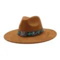 Vista detallada de un sombrero de jazz de ante marrón con bordado turquesa y hebilla de metal. - 58cm / Caqui