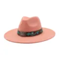Detalle de sombrero fedora rosa de ante con ala ancha, banda étnica bordada y hebilla de plata. - 58cm / Cuarzo Rosa