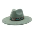 Detalle en primer plano del sombrero fedora de ante con banda marrón y hebilla turquesa. - 58cm / Verde Pepinillo