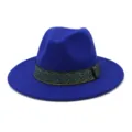 Blauwe vilt fedora hoed met brede platte rand en een stijlvolle blauw-gouden geweven band. - 58cm / Saffierblauw