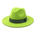 Detailweergave van de groene viltfedora hoed met een prachtig blauw en goud geweven band. - 58cm / Fruitgroen
