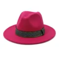 Detail van wollen fedora hoed met stijlvolle blauw-gouden geweven band op magentakleur. - 58cm / Rozerood